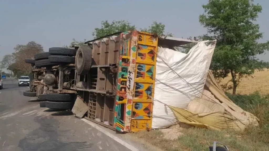 Delhi-Agra Highway Accident: डिवाइडर से टकराकर पलटा ट्रक, घंटों बाधित रहा यातायात