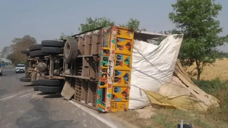 Delhi-Agra Highway Accident: डिवाइडर से टकराकर पलटा ट्रक, घंटों बाधित रहा यातायात
